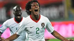 Portugal's Bruno Alves celebrates his goal against Albania during their 2010 World Cup qualifying match at Qemal Stafa stadium on June 6, 2009 in Tirana. AFP PHOTO/DIMITAR DILKOFF