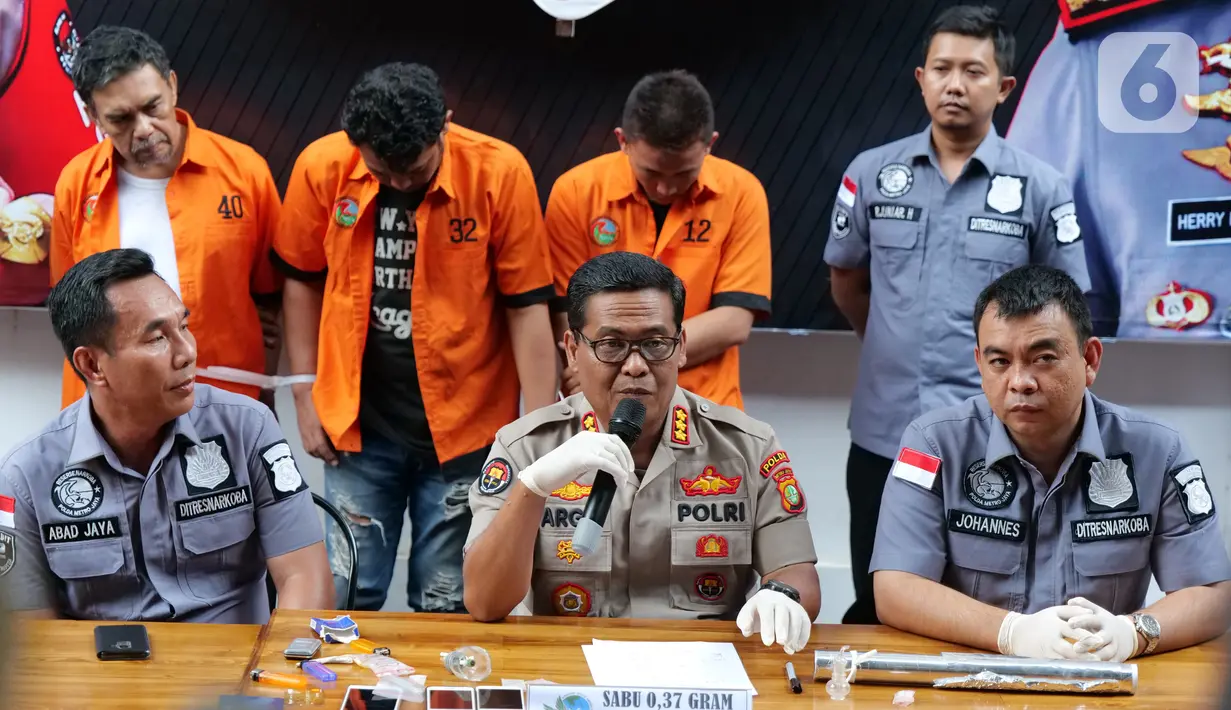 Kabid Humas Polda Metro Jaya Kombes Pol Argo Yuwono (tengah) memberi keterangan terkait kasus narkoba yang menjerat sutradara Amir Mirza Gumay saat rilis di Polda Metro Jaya, Jakarta, Kamis (17/10/2019). Polisi menangkap Amir bersama dua orang lainnya. (Liputan6.com/Herman Zakharia)