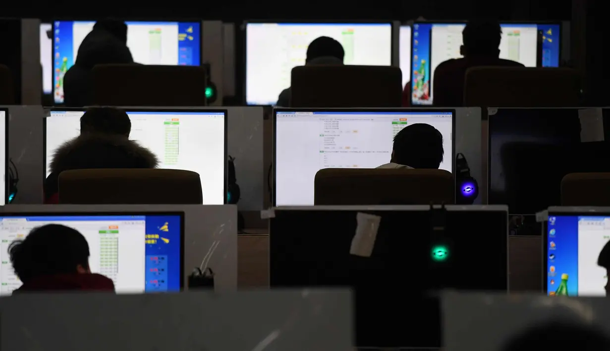 Sejumlah siswa mengikuti ujian di ruang komputer di sebuah sekolah teknik di Jinan, di provinsi Shandong, China timur, (29/1). (AFP Photo/Greg Baker)