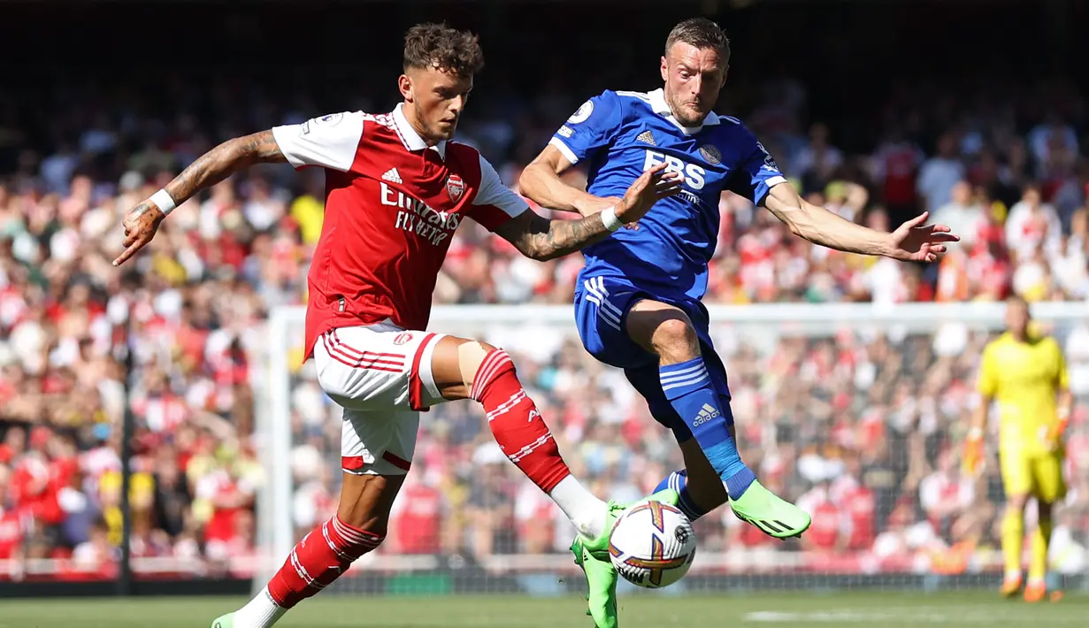 Ben White mampu menjawab keraguan saat Arsenal membayar 58 juta euro untuk membelinya dari Brighton pada musim 2020/2021. Ia adalah tipikal bek yang fleksibel dengan bermain pada formasi tiga dan empat bek. White juga mampu menjadi bek kanan. Pemain berkebangsaan Inggris tersebut tak pernah absen hingga pekan ke-10 Liga Inggris musim ini. Ia juga mampu membuat satu assist. (AFP/Adrian Dennis)