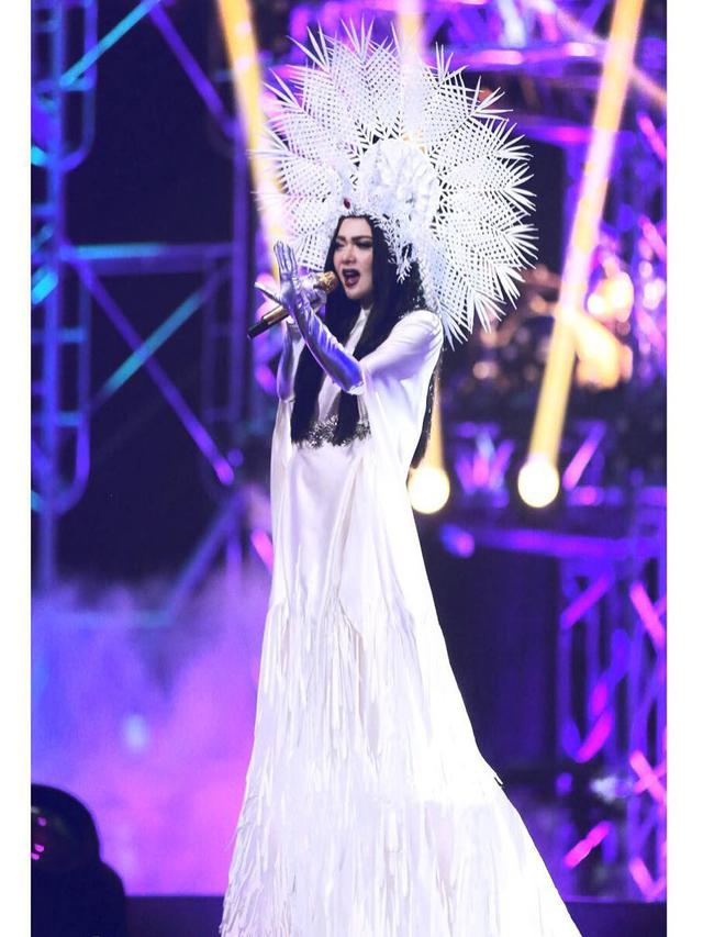 7 Hiasan Kepala Syahrini Berdesain Unik, Ada Bentuk Tudung Saji