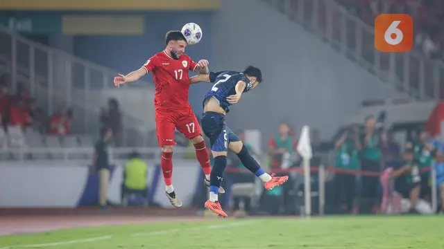 Foto: Duel Kawan Satu Tim Calvin Verdonk dan Koki Ogawa pada Laga Timnas Indonesia Vs Jepang di Kualifikasi Piala Dunia 2026