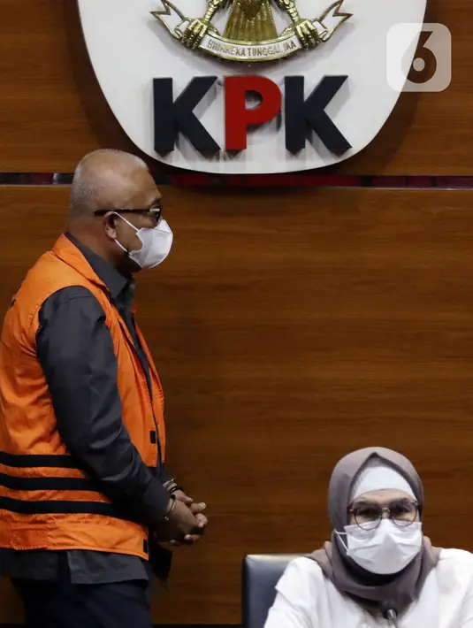 Mantan Bupati Buru Selatan, Tagop Sudarsono Soulisa (kiri) jelang rilis penahanan tersangka di Gedung KPK, Jakarta, Rabu (26/1/2022). Tagop S S ditetapkan sebagai tersangka suap, gratifikasi dan TPPU terkait pengadaan barang jasa di Kab Buru Selatan tahun 2011-2016. (Liputan6.com/Helmi Fithriansyah)