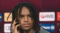 Renato Sanches harus absen dalam laga ujicoba Portugal melawan Gibraltar. (CHRISTOF STACHE / AFP)
