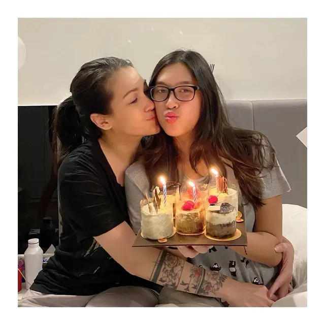 Anaknya Genap 20 Tahun, Ini 6 Potret Kebersamaan Mieke Amalia dan Putri Sulungnya