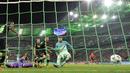 Gerard Pique (kanan)  mencetak satu gol untuk Barcelona saat bersua  Borussia Moenchengladbach pada laga grup C Liga Champions di Moenchengladbach, Jerman, Kamis (29/9/2016). (AP/Martin Meissner)