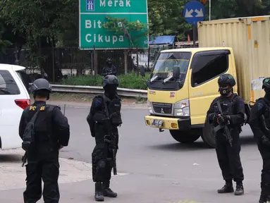 Personel Brimob bersenjata melakukan penjagaan ketat di depan pintu masuk Tol Bitung, Tangerang, Baten, Selasa (6/10/2020). Penjagan ketat dilakukan untuk mengamankan dan mencegah aksi buruh yang akan menggelar aksi menolak UU Cipta Kerja. (Liputan6.com/Angga Yuniar)