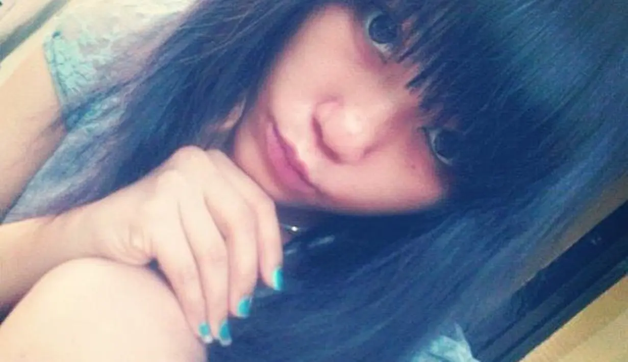 <p>Via Vallen kemudian terjun ke musik dangdut sejak ia remaja. Dengan ikut salah satu orkes di Jawa Timur, Via tampil dari panggung ke panggung lainnya. [Foto: instagram.com/viavallen]</p>