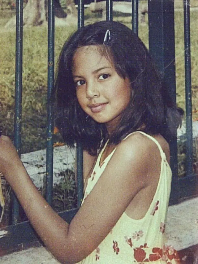 6 Potret Masa Remaja Aurelie Moeremans, Disebut Mirip Selena Gomez