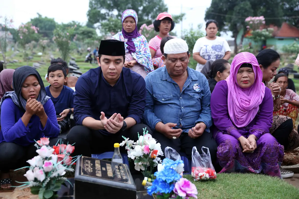 Billy Syahputra dan keluarga