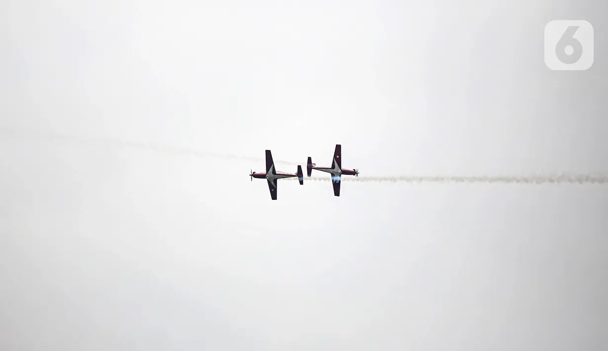 Penampilan atraksi Jupiter Aerobatic saat perayaan HUT ke-77 TNI di Jakarta, Rabu (5/10/2022). Kegiatan yang diikuti oleh seluruh kesatuan jajaran TNI ini dalam rangka menyambut HUT ke-77 TNI. (Liputan6.com/Faizal Fanani)