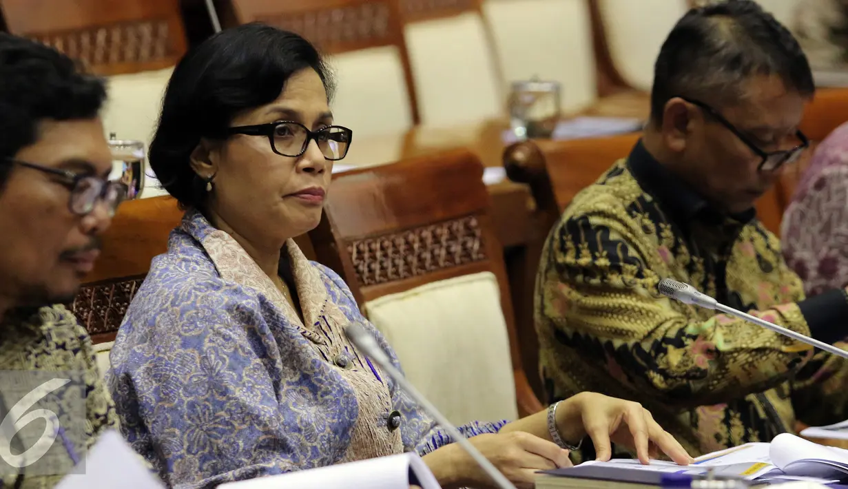 Menteri Keuangan Sri Mulyani Indrawati mengikuti rapat kerja (Raker) dengan Komisi XI DPR RI di Kompleks Parlemen Senayan, Jakarta, Kamis (29/9). (Liputan6.com/Johan Tallo)