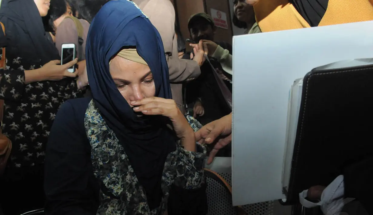 Ibu dari pembunuh Ade Sara, Hafitd, tak henti meneteskan air mata selama sidang pembacaan vonis di PN Jakarta Pusat, Selasa (9/12/2014). (Liputan6.com/Herman Zakharia)