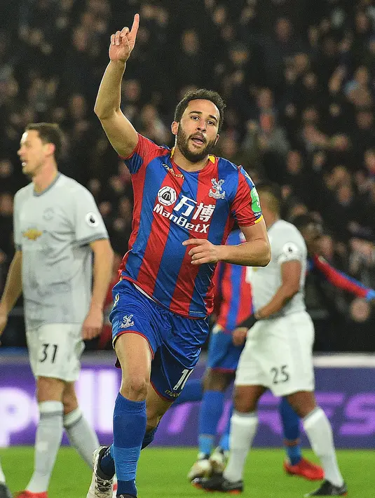 Gelandang Crystal Palace Andros Townsend melakukan selebrasi saat menjamu Manchester United dalam pertandingan Liga Inggris di Selhurst Park, London (5/3). (AFP Photo/Glyn Kirk)