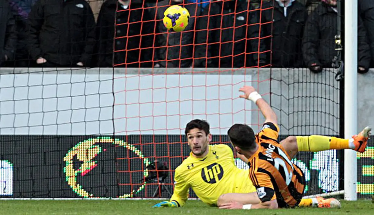Shane Long mencetak gol pembuka pada pertandingan sepak bola Liga Inggris antara Hull City vs Tottenham Hotspur di Stadion Kingston Communications, Hull (01/02/14). (AFP/Lindsey Parnaby)