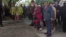 Presiden ke-5 RI Megawati Soekarno Putri dan Menteri PMK, Puan Maharani saat menghadiri prosesi pernikahan Kahiyang Ayu-Bobby Nasution di Graha Saba, Surakarta, Rabu (8/11). (Liputan6.com/ Lizsa Egeham)