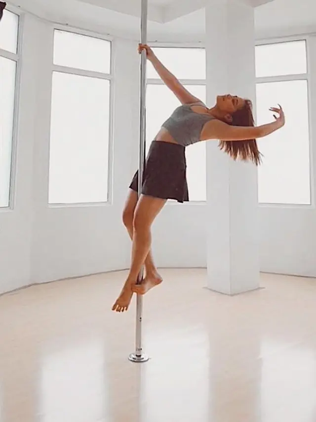 Potret Prilly Latuconsina Latihan Pole Dance (sumber: instagram/@prillylatuconsina96)