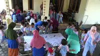 Puluhan siswa raudlatul athfal (setingkat TK) belajar membuat batik khas Probolinggo, Jawa Timur. (Liputan6.com/Dian Kurniawan)