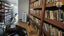 Pengunjung membaca buku di perpustakaan Baca Di Tebet, Tebet, Jakarta Selatan, Minggu (29/5/2022). Perpustakaan Baca Di Tebet yang didirikan pada Februari lalu menjadi alternatif bagi warga yang membutuhkan ruang literasi dan diskusi dengan suasana nyaman sekaligus meningkatkan minat baca bagi generasi milenial yang dilengkapi sekitar 25.000 buku. (merdeka.com/Iqbal S Nugroho)