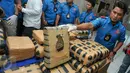 Satuan Narkoba Polres Jakarta Selatan menggagalkan peredaran ganja kering sebanyak 219 kg, Jakarta, Kamis (3/12/2015). 51 Paket ganja tersebut diamankan dari seseorang berinisial MS di rumah kontrakannya. (Liputan6.com/Yoppy Renato)