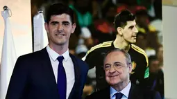 Kiper asal Belgia Thibaut Courtois menunjukkan jersey klub barunya Real Madrid saat berpose dengan presiden Real Madrid, Florentino Perez  di stadion Santiago Bernabeu (9/8). Courtois dikontrak Madrid selama 6 tahun. (AFP Photo/Javier Soriano)
