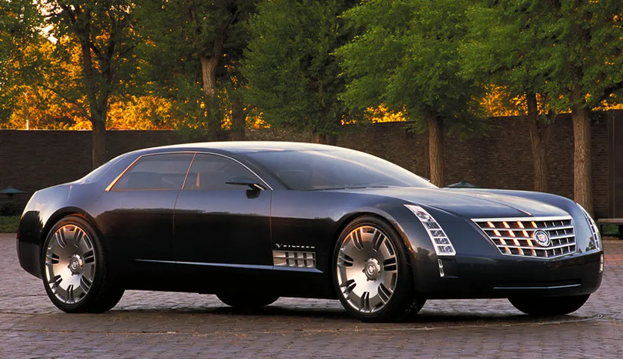 Cadillac Sixteen Concept: Mobil konsep besutan 2003 memiliki kapasitas mesin raksasa. Mesin yang digunakan mengandalkan mesin 13.600cc V16 dengan keluaran tenaga 1.000 Hp. Mesinnya sebenarnya adalah dua mesin V8 LS engine yang disatukan. (Source: topcarrating.com)