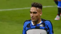 Pamain Inter Milan Lautaro Martinez melakukan selebrasi usai mencetak gol ke gawang Sampdoria dalam pertandingan Serie A di Stadion San Siro, Milan, Italia, Minggu (21/6/2020). Inter Milan mengalahkan Sampdoria 2-1. (AP Photo/Antonio Calanni)