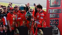 Momen selebrasi Pecco Bagnaia saat memastikan titel juara dunia MotoGP 2023 di Sirkuit Ricardo Tormo, Valencia hari Minggu (26/11/2023). (JOSE JORDAN / AFP)