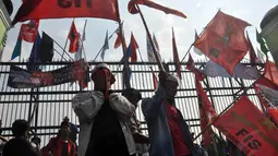 Massa yang berunjuk rasa di depan Gedung Parlemen Senayan, Jakarta itu  menolak RUU Pilkada, Kamis (11/9/14). (Liputan6.com/Miftahul Hayat)