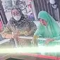 Cuplikan CCTV yang merekam seorang nenek menjual emasnya tanpa sadar karena diduga terpengaruh gendam. (Liputan6.com/M Syukur)