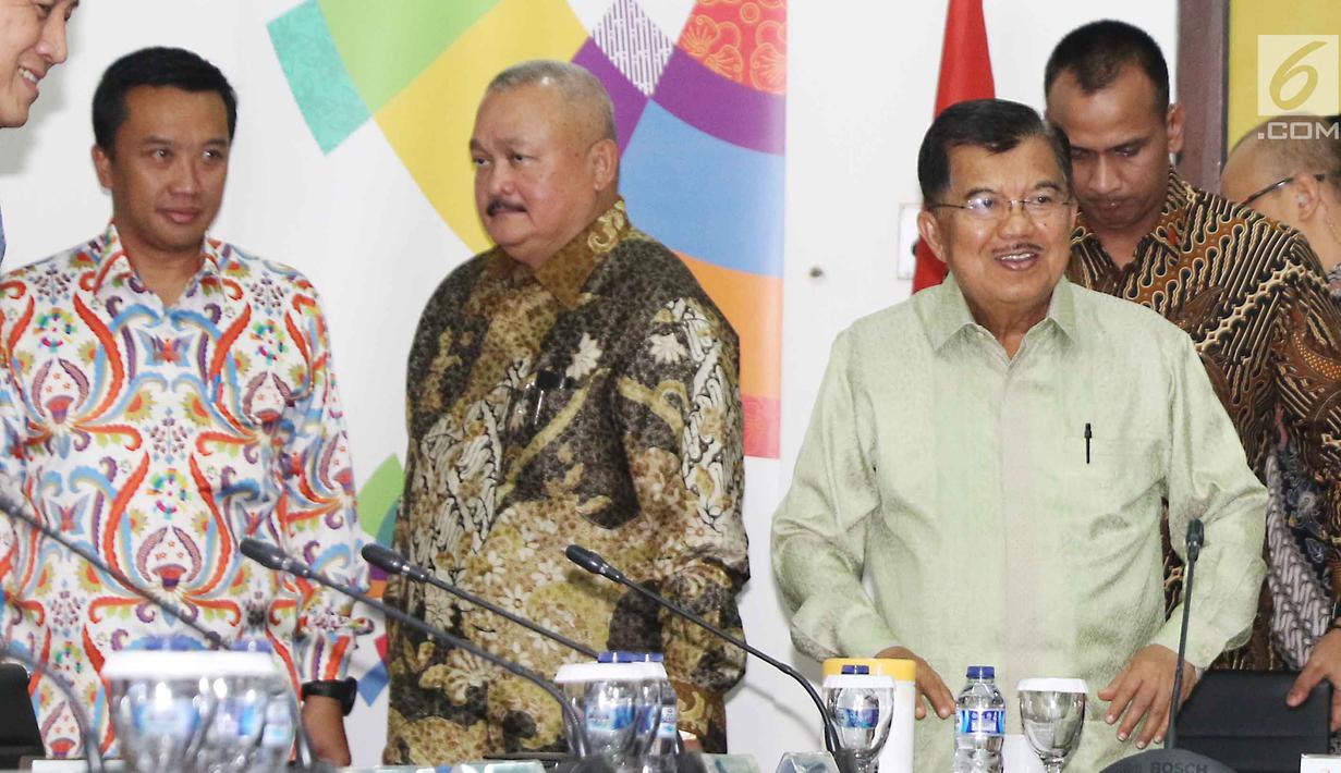 Wakil Presiden Jusuf Kalla bersiap meninggalkan ruangan usai memimpin rakor persiapan Asean Games 2018 di Jakarta, Senin (19/2). Poin tersebut yaitu transportasi, koneksi jaringan data, kordinasi internal dan kordinasi external.(Liputan6.com/Angga Yuniar)