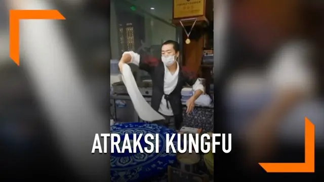 Seorang kungfu master menunjukkan kemampuannya melakukan gerakan tai chi sambil memutar adonan roti pirata. Aksi tersebut berlangsung di salah satu objek wisata di China.