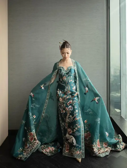 Busana yang terdiri dari tube dress dan outer itu menampilkan detail flora dan fauna yang cantik [@clarissatanoe]