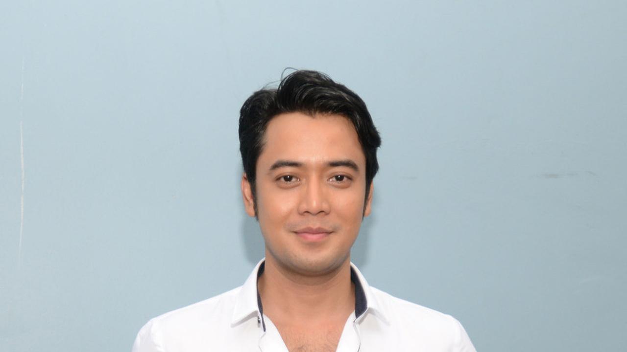 Potret Gaya Kriss Hatta yang Selalu Tampil Simple