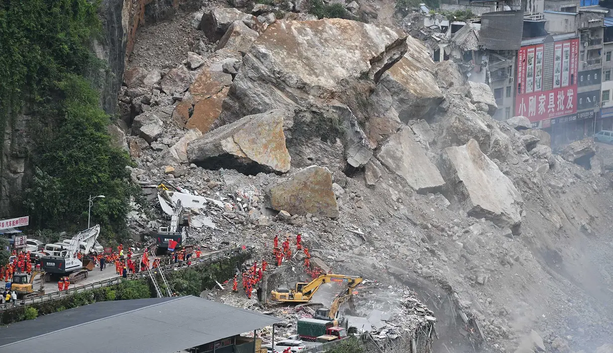 Petugas penyelamat mencari korban selamat di lokasi tanah longsor di Kabupaten Pengshui, Chongqing, Tiongkok, Sabtu, 17 Juli 2026. (AFP/ CNS)