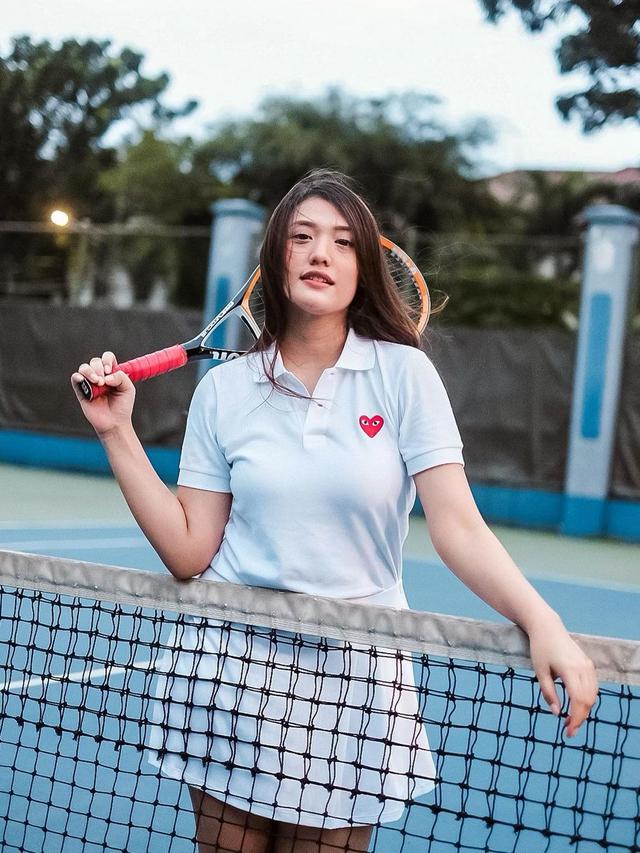 5 Potret Anissa Aziza Tampil Sporty saat Bermain Tennis, Curi Perhatian