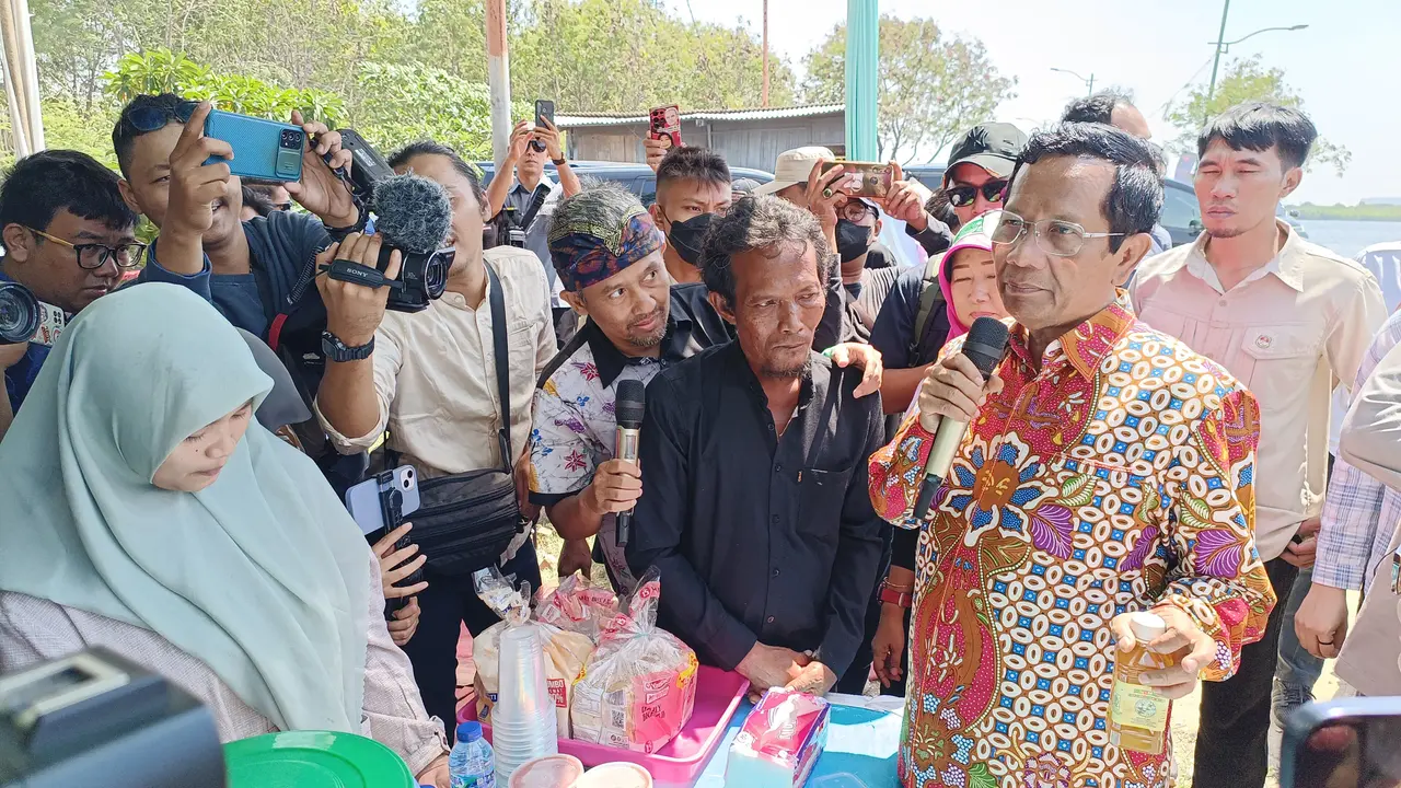 Menko Polhukam Mahfud Md bertemu dengan para nelayan di Perkampungan Marunda, Kepu, Cilincing, Jakarta Utara, Rabu (20/12/2023).