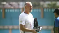 Pelatih Tira Persikabo, Igor Kriuschenko. (Bola.com/Permana Kusumadijaya)