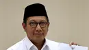 Menag Lukman Hakim Saifuddin menunjukan kertas berisi seruan Menag saat jumpa pers terkait ceramah di rumah-rumah Ibadah, Jakarta, Jum'at (28/4). Ceramah juga harus bersumber dari ajaran pokok agama, tidak provokatif. (Liputan6.com/Johan Tallo)