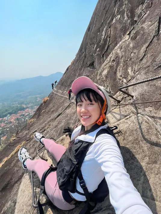 Potret lain memperlihatkan Cindy Gulla tampil dengan long sleeve jacket, legging, dan sepatu hiking. Ia melengkapi penampilannya dengan topi untuk melindunginya dari paparan sinar UV. [@cgulla]