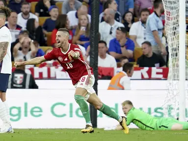 Pemain Hungaria Zsolt Nagy (tengah) melakukan selebrasi usai mencetak gol ke gawang Inggris pada pertandingan sepak bola UEFA Nations League di Stadion Molineux, Wolverhampton, Inggris, 14 Juni 2022. Hungaria membantai Inggris 4-0. (AP Photo/Jon Super)