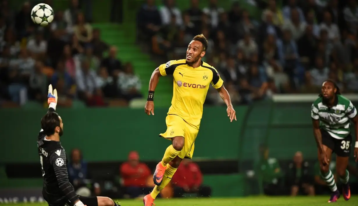 Pierre-Emerick Aubameyang saat mencetak gol pertama Borussia Dortmund ke gawang Sporting CP dalam laga Grup F Liga Champions di Stadion Jose Alvalade, Lisbon, Rabu (19/10/2016) dini hari WIB. (AFP/Patricia De Melo Moreira)
