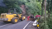 Petugas BPBD Kota Batu membersihkan jalur wisata Payung dari sisa material longsor dan pohon tumbang. Pelancong diimbau berhati-hati selama cuaca buruk ini (BPBD Kota batu)
