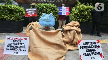 Relawan PETA (People for the Ethical Treatment of Animals) melakukan aksi protes di depan Kedutaan Besar Prancis, Jakarta, Selasa (27/2/2024). (Liputan6.com/Angga Yuniar)