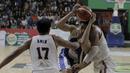 Pebasket Satria Muda, Christian Sitepu, berusaha melewati pebasket Pelita Jaya pada game kedua final IBL 2018 di Gor Soemantri Brojonegoro, Jakarta, Sabtu (21/4/2018). Pelita Jaya menang 94-78 atas Satria Muda. (Bola.com/M Iqbal Ichsan)