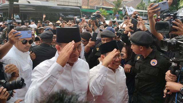Bakal calon presiden (bacapres) Anies Baswedan dan bacawapres Muhaimin Iskandar (Cak Imin) tiba di DPP NasDem, Gondangdia, Jakarta pusat, Kamis (19/10/2023). Keduanya tiba pukul 07.17 WIB.