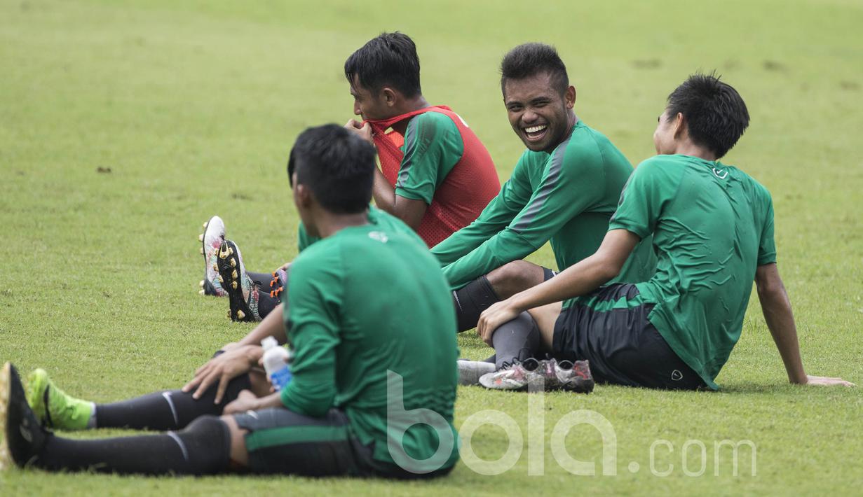 Pemain Timnas Indonesia U-22, Saddil Ramdani, tertawa saat pendinginan usai latihan di Lapangan SPH Karawaci, Banten, Rabu (10/5/2017). (Bola.com/Vitalis Yogi Trisna)
