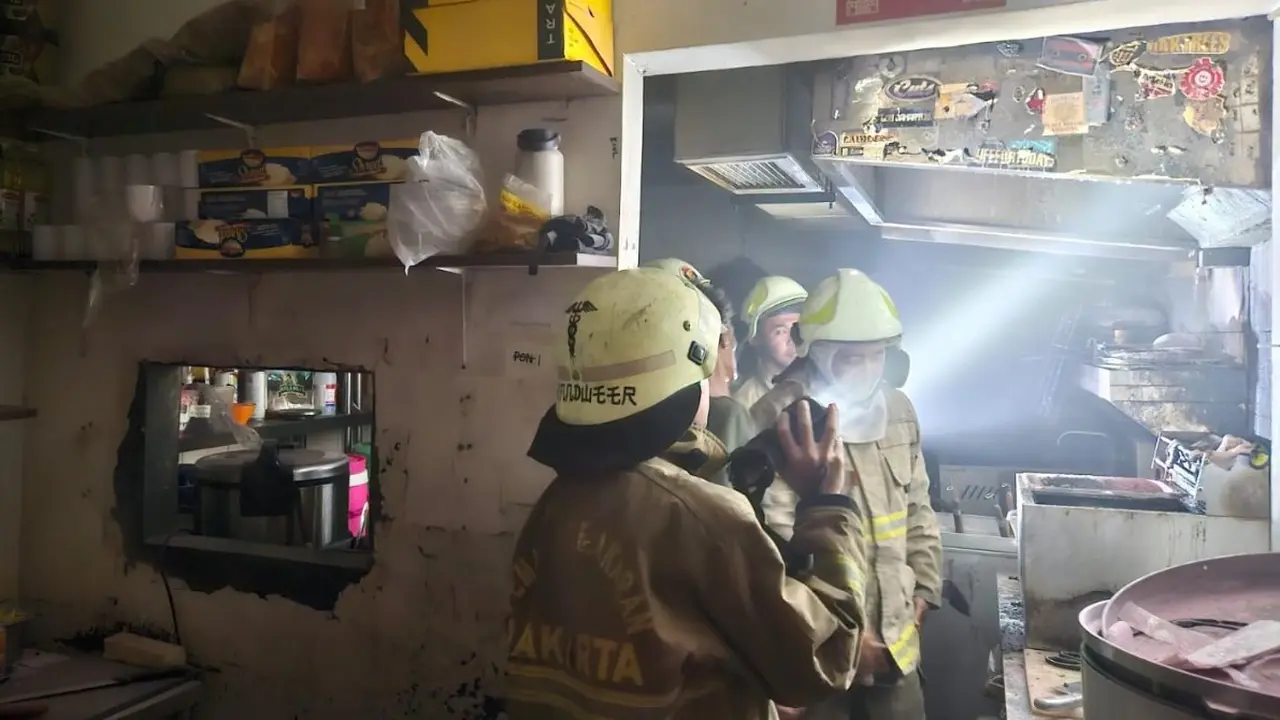 Kebakaran melanda Warung Kopi Panglima Polim (Warkopolim) di Jalan Melawai, Kebayoran Baru, Jakarta Selatan.