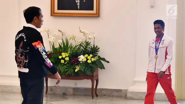 Naik Mobil Golf, Jokowi Ajak Zohri Keliling Istana Bogor
