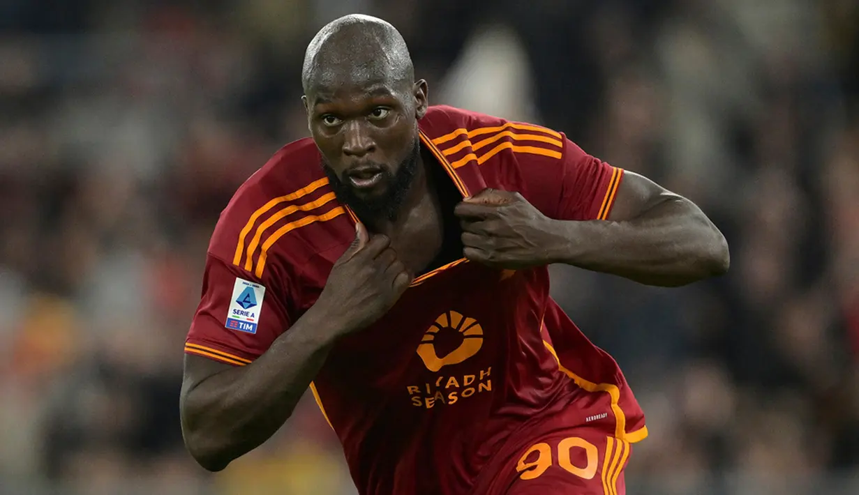 Pemain AS Roma Romelu Lukaku melakukan selebrasi usai mencetak gol ke gawang US Lecce pada pertandingan sepak bola Serie A Liga Italia di Stadio Olimpico, Roma, Italia, Minggu (5/11/2023). (Alfredo Falcone/LaPresse via AP)